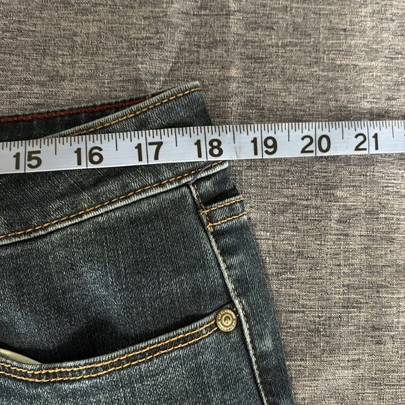 Gently used Women’s Liz Claiborne Size 14 Mid Rise Crop Jeans - Picture 4 of 5